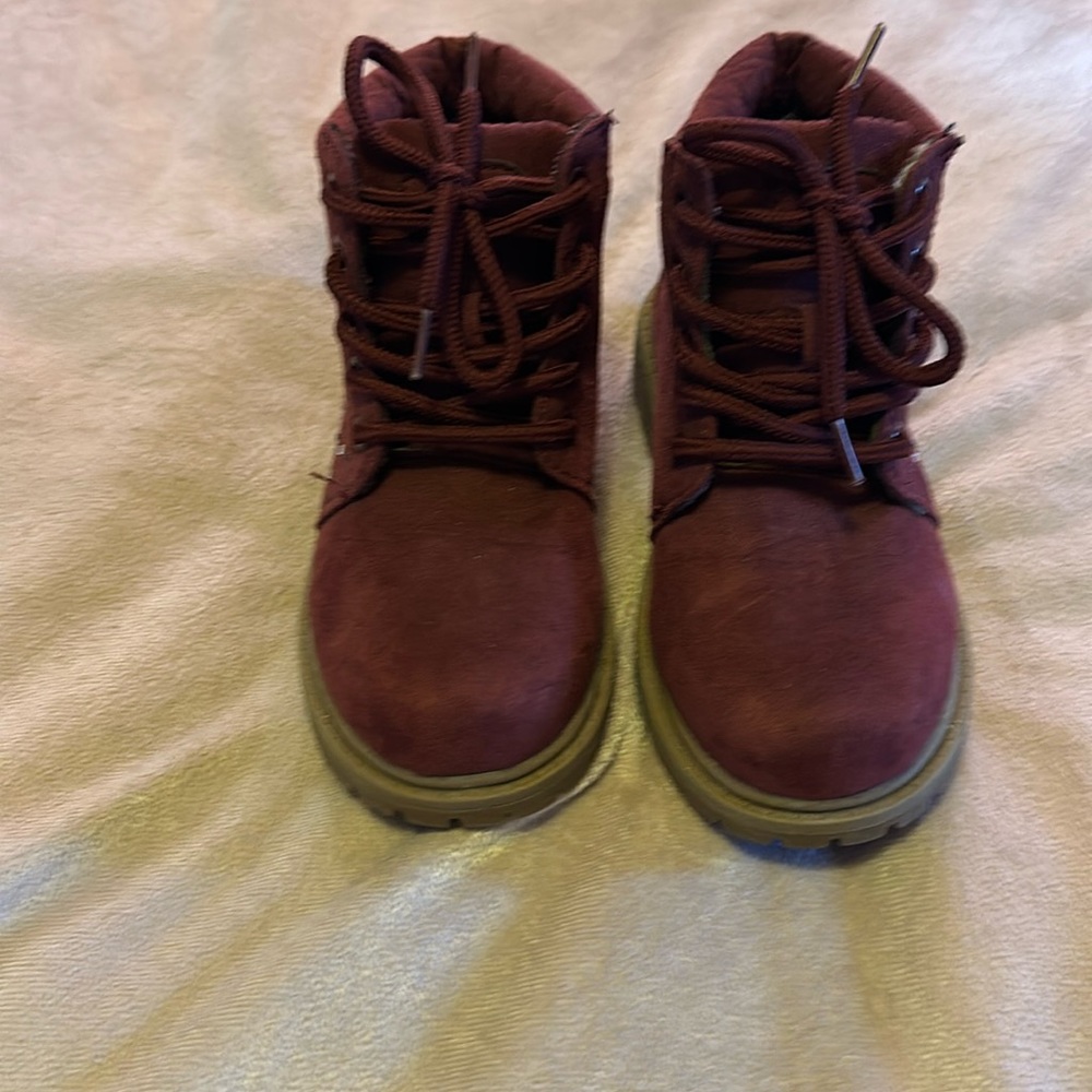 Maroon girls boots. US 10M